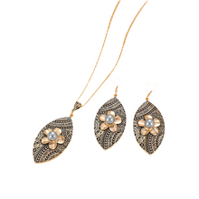 Load image into Gallery viewer, Sianatu Necklace Set
